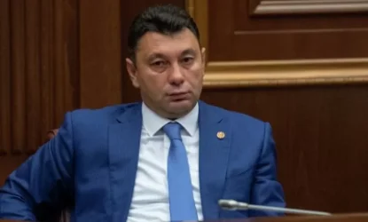 Փաստորեն, կախարդական փայտիկը թարս է շարժվում. Մարդ չգիտի լա, թե խնդա. Շարմազանով