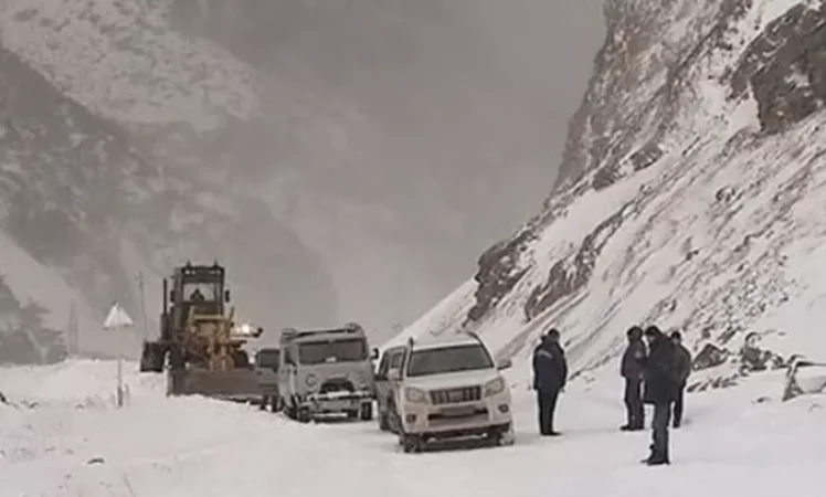 Updated: Lars is Open, Truck Buildup Observed on Roads