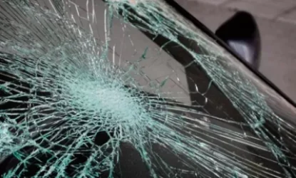 Վթար Երևանում. բախվել և վնասել է արագ սննդի կետի պատը