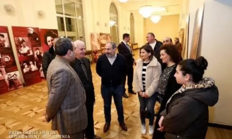 The Prime Minister Visits the Hakob Paronyan Musical Comedy State Theater with Family