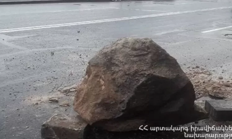 Քարաթափում Աթենքի փողոցում. 15 կգ կշռով 3 քարերը ճանապարհին են հայտնվել