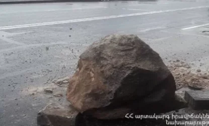 Քարաթափում Աթենքի փողոցում. 15 կգ կշռով 3 քարերը ճանապարհին են հայտնվել