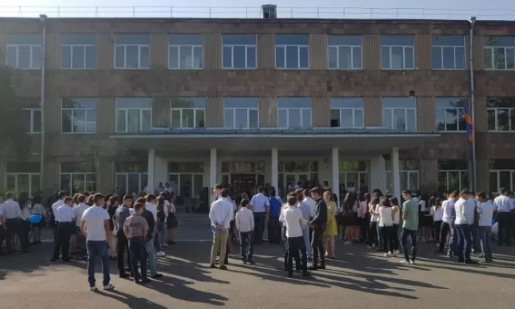 Ձայնագրություն, լուսանկարներ․ Եղվարդի քաղաքապետարանի հատկացրած 500,000 դրամը դպրոցի տնօրենը չի վերցրել․ Ուսուցիչներն ու տնօրենը հաստատում են