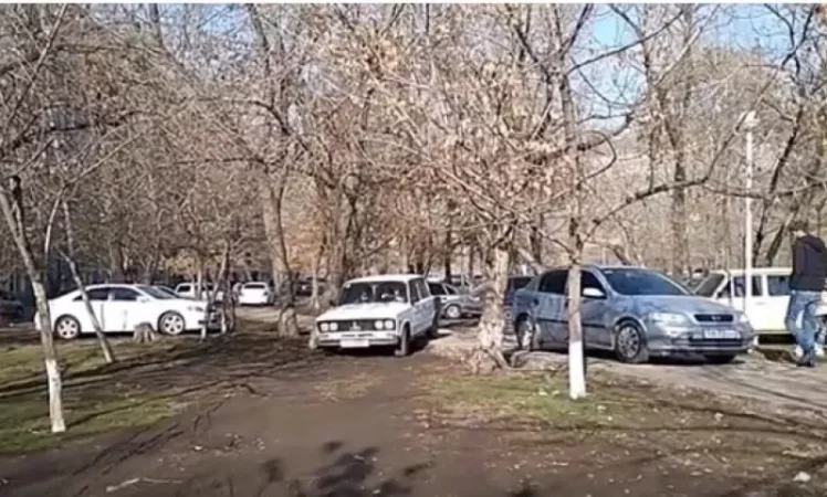 Աբովյան պուրակում մեքենաներ կայանել թույլ չեն տա․ ինչ լուծում են առաջարկել