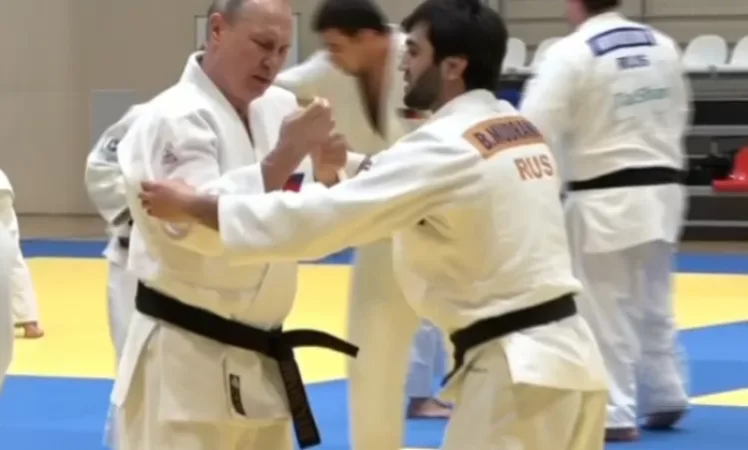 VIDEO: Putin Injures Finger During Training