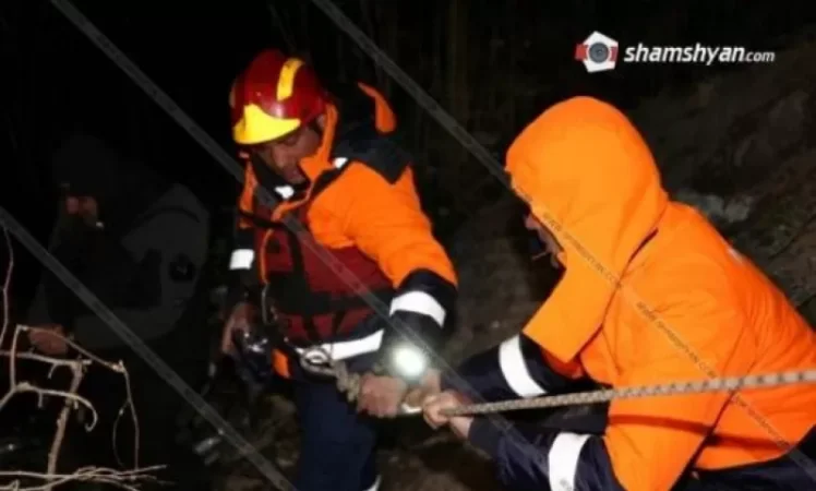 Երևանյան լիճը սուզված մեքենան դուրս է բերվել