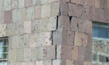 Դպրոցի արտաքին պատից քարերը թուլացել են, թափվել երթևեկելի հատված