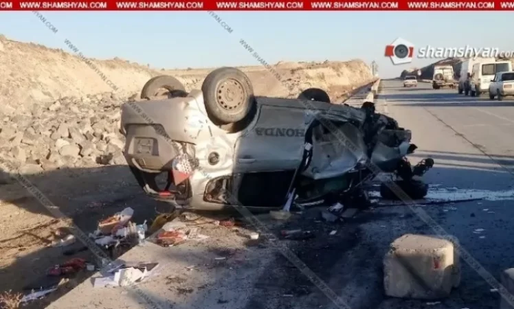 Խոշոր ավտովթար. Honda Fiat-ով բախվել է բետոնե արգելապատնեշներին և գլխիվայր շրջվել