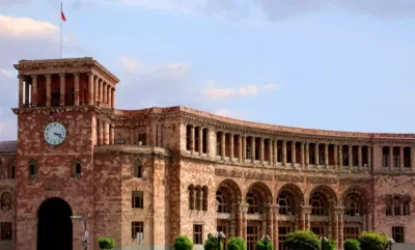 Արտակարգ դեպք․  54-ամյա տղամարդը աղջկա հետ  փորձել է մտնել կառավարության շենք և ինքնահրկիզվել