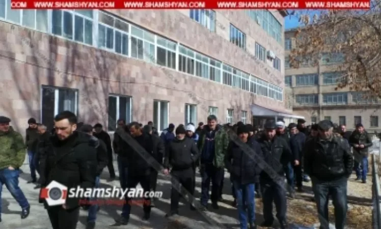 «Հրազդան ցեմենտ» գործարանում 400-ից ավելի աշխատակիցներ պահանջում են աշխատավարձերը