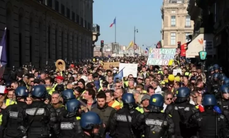 Yellow Vests Take to the Streets Again in Paris