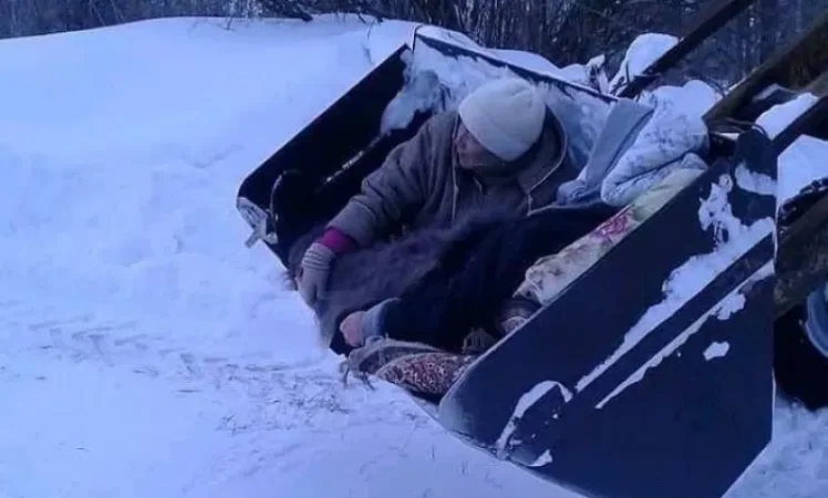 Թաթարստանում կնոջը շտապ օգնության մեքենայի մոտ են հասցրել տրակտորային դույլի միջոցով