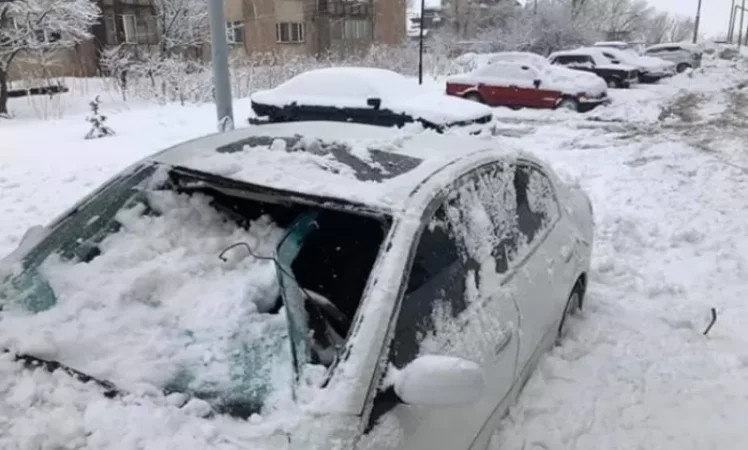 ԼՈՒՍԱՆԿԱՐՆԵՐ․ Ջերմուկում առատ ձյան հետևանքով մեքենաներ են վնասվել