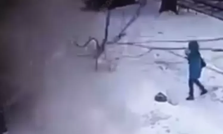VIDEO: Huge Snowdrift Falls on Child's Head in Ryazan, Now in Intensive Care