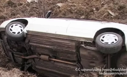 Դուրս է եկել ճանապարհի երթևեկելի հատվածից և կողաշրջվել