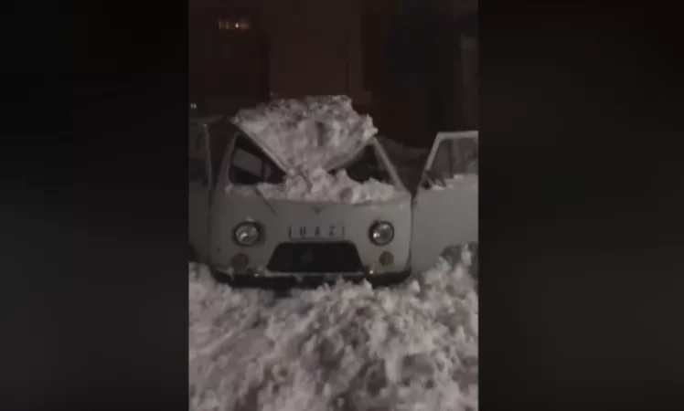 VIDEO: Snow Falls from Roof onto Car in Jermuk, Driver in Hospital