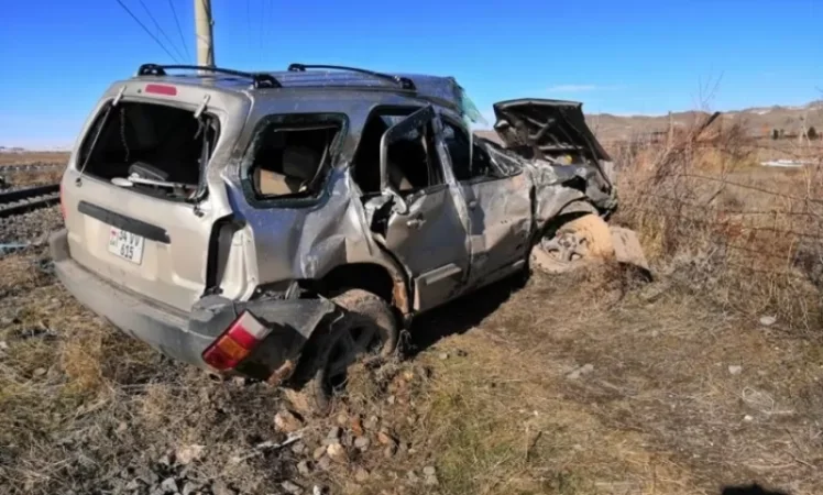 ԼՈՒՍԱՆԿԱՐՆԵՐ. Էլեկտրագնացքը բախվել է կայանած մեքենային․ ՀԿԵ-ն հայտնել է պատճառը