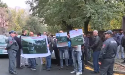 «Ղեկը աջ» նախաձեռնության անդամները բողոքի ակցիա են անցկացնում Աժ-ի դիմաց