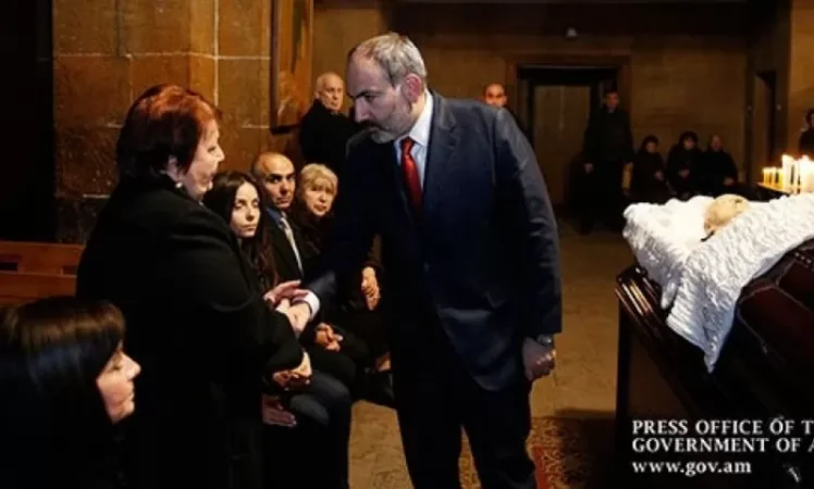 Փաշինյանը մասնակցել է Սուրեն Հարությունյանի հոգեհանգստի արարողությանը