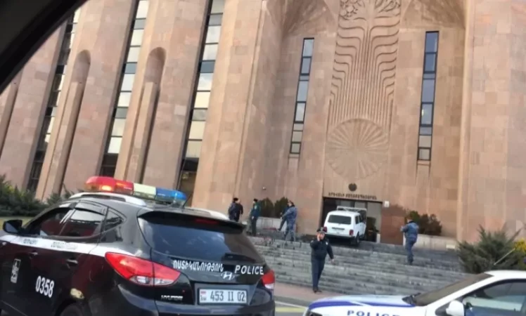 ԼՈՒՍԱՆԿԱՐՆԵՐ․ Մեքենայի հրկիզման փորձ՝ քաղաքապետարանի դիմաց