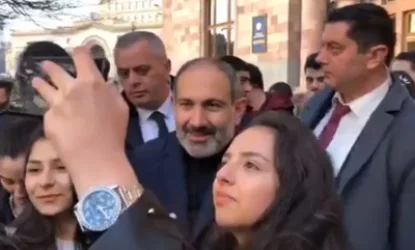 Մարտի 8-ի խորհրդի մասին և ոչ միայն ծաղիկներ. Նիկոլ Փաշինյանը ծաղիկներ է նվիրում կանանց ու աղջիկներին