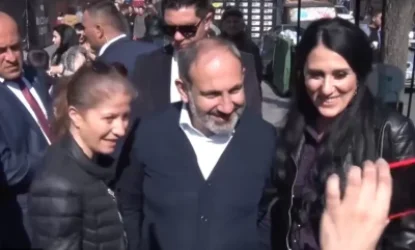 Վարչապետը շրջել է Երևանի կենտրոնում և սելֆիներ արել քաղաքացիների հետ