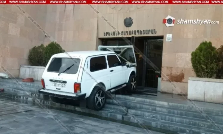 Քաղաքապետարանի մուտքի մոտ Niva-ով բարձրացած քաղաքացին հոգեբուժարան է տեղափոխվել