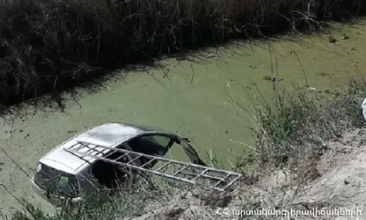 «Kia Օptima»-ն ընկել  է ճամփեզրի սելավատարը