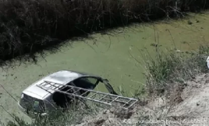 «Kia Օptima»-ն ընկել  է ճամփեզրի սելավատարը