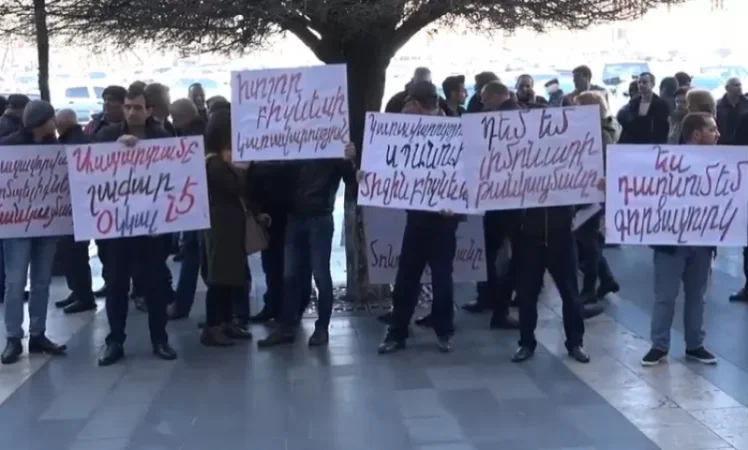 Բողոքի ակցիա․100 000 դրամի փոխարեն 6 մլն պետական տուրք գրավատների, տարադրամի փոխանակման կետերի համար