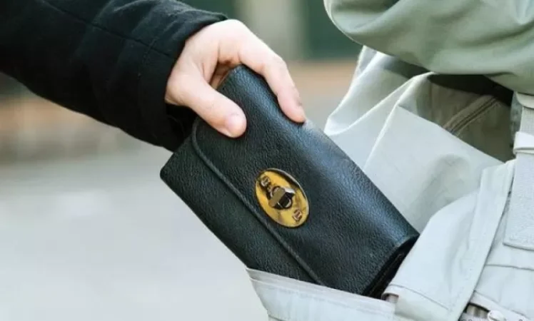 Կենտրոնում օտարերկրյա քաղաքացու դրամապանակն են գողացել