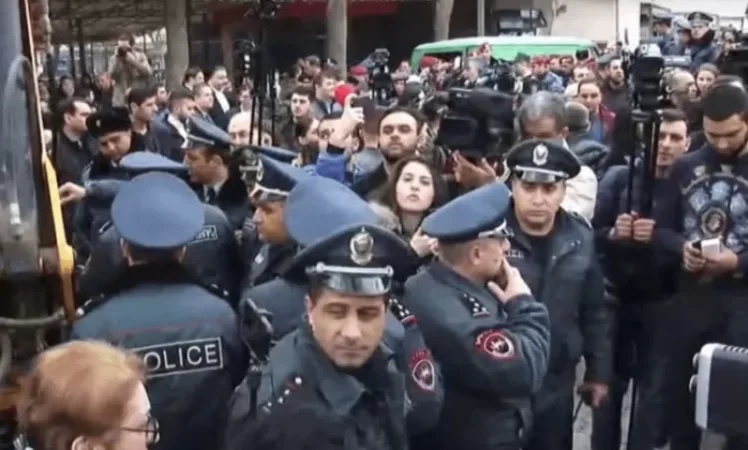 Օպերայի հրապարակում լարված իրավիճակ է․ հարվածել են ոստիկանի