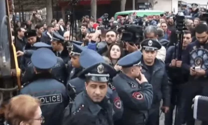 Օպերայի հրապարակում լարված իրավիճակ է․ հարվածել են ոստիկանի