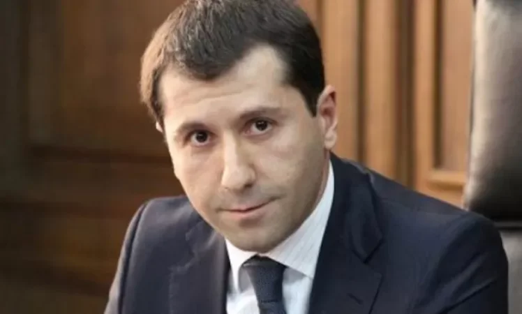 Հետևում եմ ինչ գրագետ, օրինապահ ձևով են աշխատում Երևանի քաղաքապետարանն ու ոստիկանությունըՀետևում եմ ինչ  օրինապահ ձևով են աշխատում Երևանի քաղաքապետարանն ու ոստիկանությունը