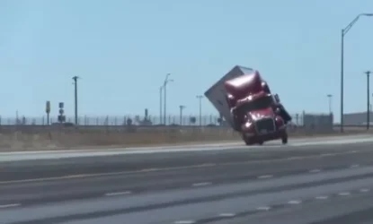 ՏԵՍԱՆՅՈՒԹ. Բեռնատարն ուժեղ քամու պատճառով մի կողմ է «քշվել» մայրուղուց