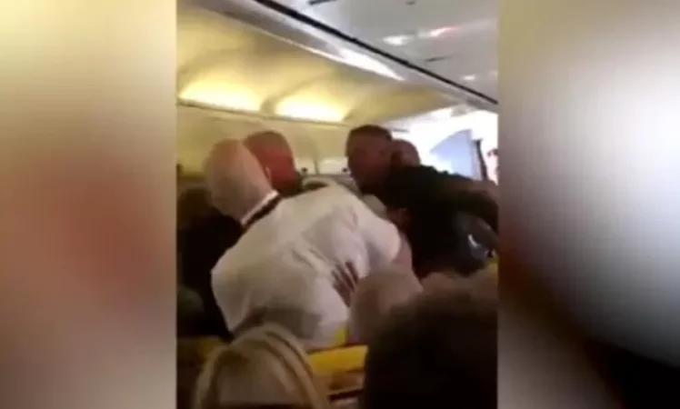 Ինքնաթիռում իսկական ծեծկռտուք է սկսվել ոտաբոբիկ կնոջ պատճառով