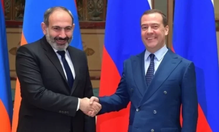 Փաշինյանն ու Մեդվեդևը հեռախոսազրույց են ունեցել․ մանրամասներ