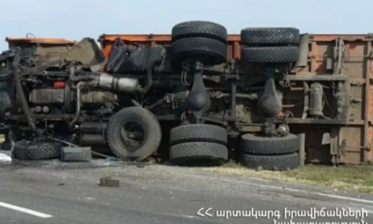 Սպիտակի ոլորաններում կողաշրջված բեռնատար կա