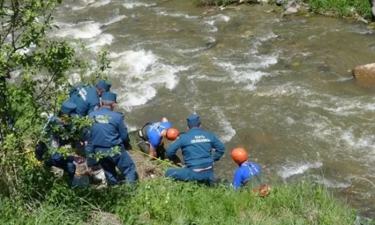 Կրկին երերխա է ընկել գետը