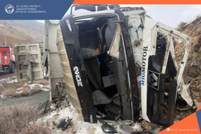 Բեռնատարը դուրս է եկել ավտոճանապարհի երթևեկելի հատվածից և շրջվել ճամփեզրյա փոսի մեջ