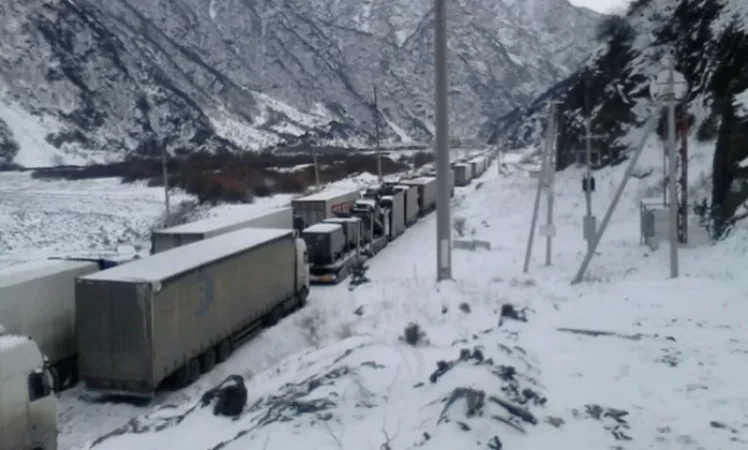 Լարսի ավտոճանապարհը փակ է բոլոր տեսակի ավտոմեքենաների համար. ռուսական կողմում կա կուտակված 142 ավտոմեքենա