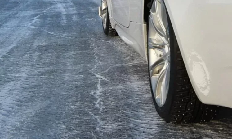 Մերկասառույցի պատճառով ավտոմեքենան դուրս է եկել ճանապարհի երթևեկելի հատվածից և սահել դեպի ձորը