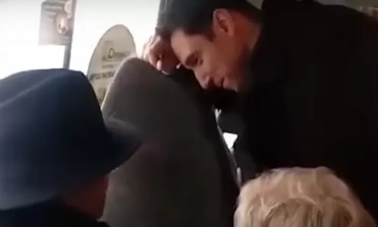 VIDEO: The Mayor Took Public Transport to Make Payments