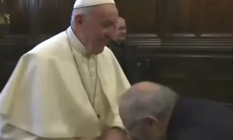 VIDEO: Pope Francis Does Not Allow Believers to Kiss His Hand