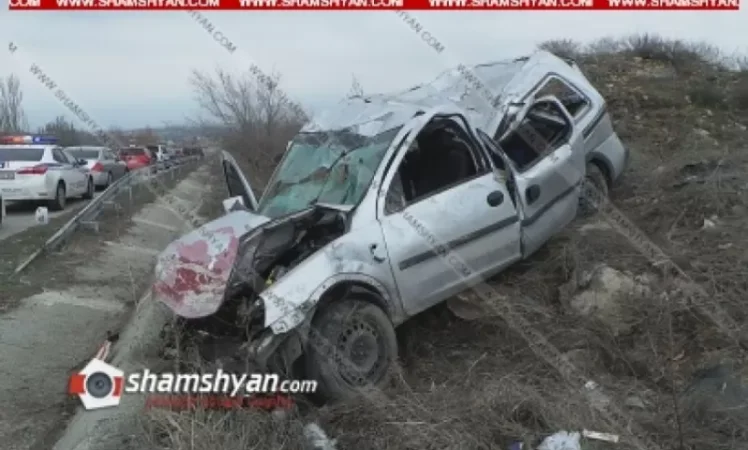 Արագածոտնում մեքենան բախվել է արգելապատնեշներին և շրջվել․կան վիրավորներ