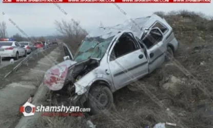 Արագածոտնում մեքենան բախվել է արգելապատնեշներին և շրջվել․կան վիրավորներ