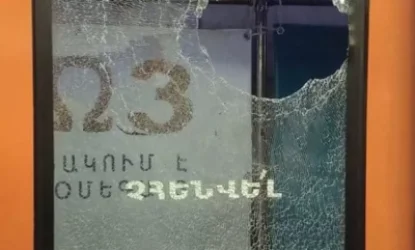 ԼՈՒՍԱՆԿԱՐ. Ճամփեզրից քարով հարվածել են գնացքներից մեկին՝ կոտրելով ապակին. Երևանի Մետրոպոլիտեն