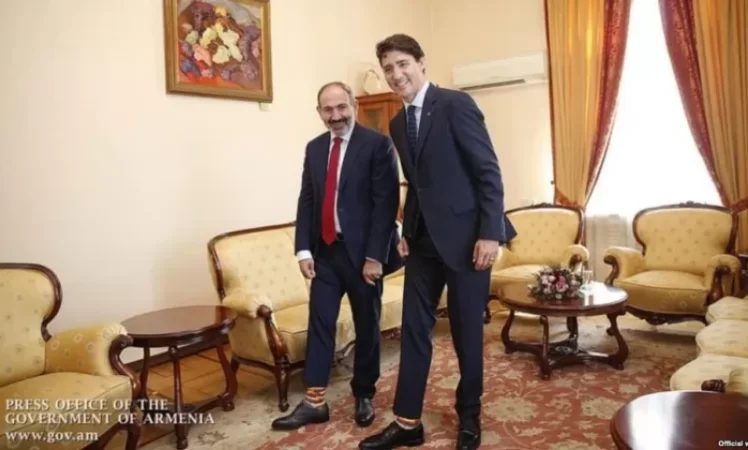 Փոշին դրոշն այնքան չի նվաստացրել, որքան Թրյուդոյի ոտքերն ու մեր դրոշի գույներով կրծկալ կրող ֆեմինիստները. Իրատես