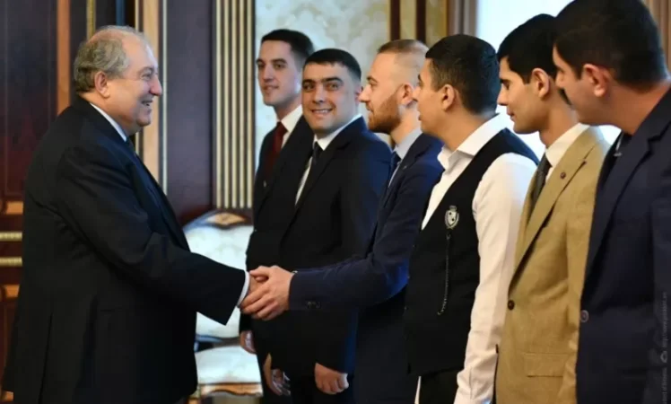 Պատերազմը հաղթում են ոչ միայն զենքով. Արմեն Սարգսյանը հյուրընկալել է ապրիլյան պատերազմի մասնակիցներին