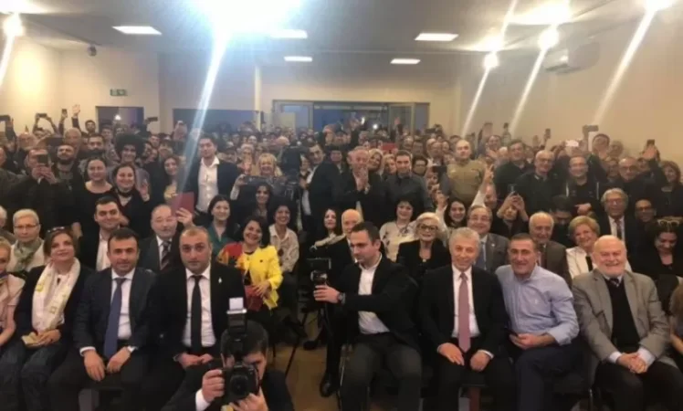 Հենց որ Փաշինյանը ծնվեց. Վիեննայում  քառատող նվիրեցին Փաշինյանին